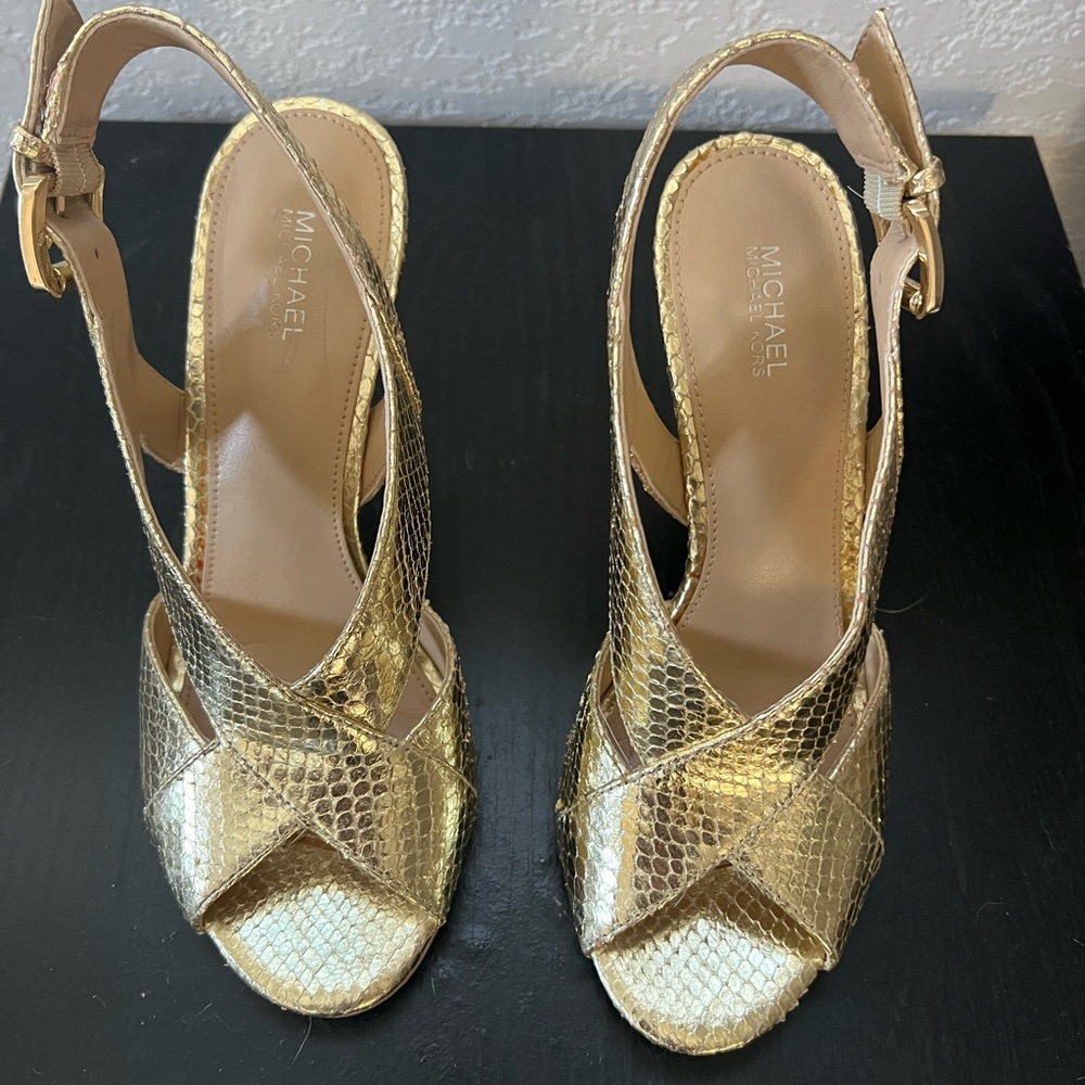 Michael Kors Gold pumps